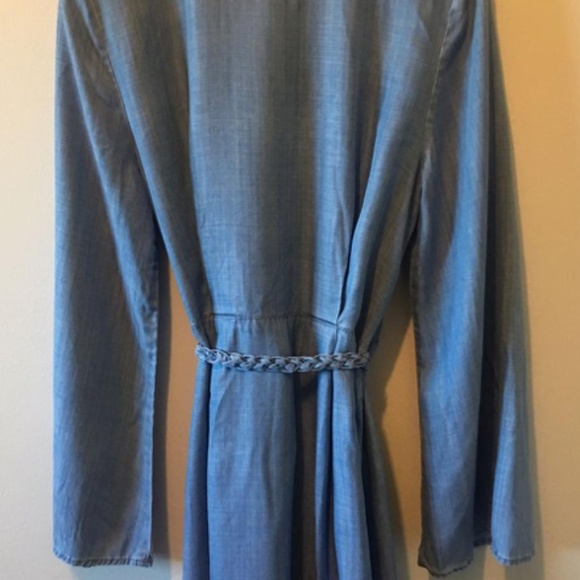 GUESS Bell Sleeve Chambray Dress - Picture 4 of 5